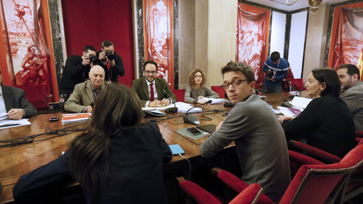Reunión entre los equipos negociadores del PSOE y Podemos
