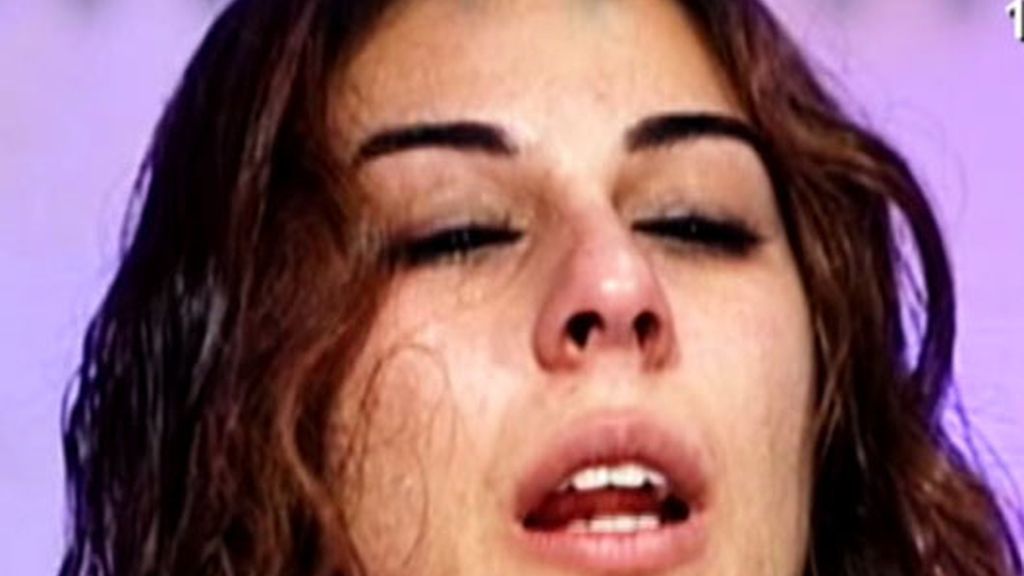 Arturo pellizca a Carol en el jacuzzi