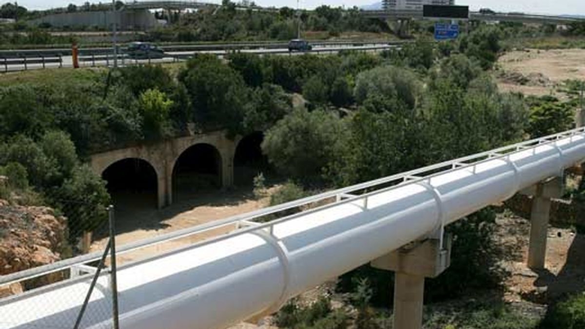 Imagen de una de las tuberías del trasvase del Ebro a Barcelona. Foto: EFE
