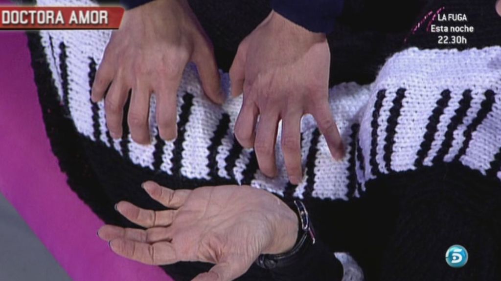 Yuri, el pianista, ha tocado en el vestido de Karmele un nocturno de Chopin