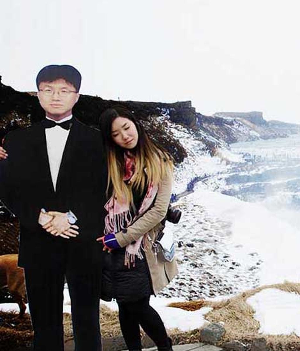 Una mujer se hace fotos por el mundo con la imagen de su padre fallecido