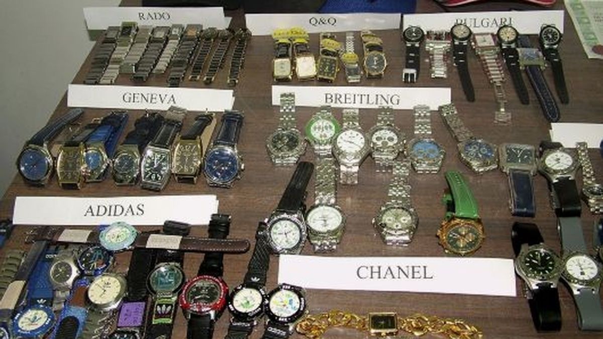 La Policía Nacional ha intervenido 60.000 relojes falsificados en la localidad sevillana de Écija, junto a 15.000 gorras de conocidas firmas y 450 bicicletas con logotipos de equipos de fútbol de primera división y ha detenido a dos personas. FOTO: EFE.
