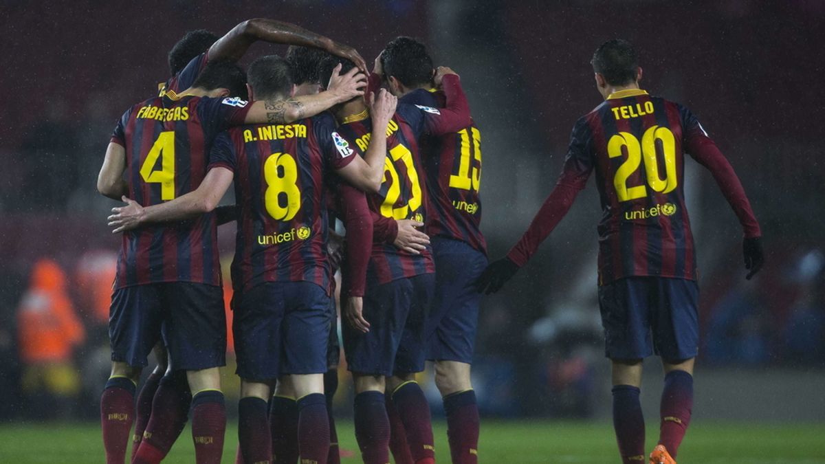 Los jugadores del F. C. Barcelona celebran el primer gol del equipo blaugrana