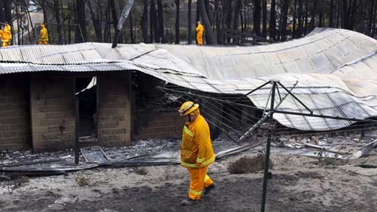 Las llamas han dejado sin casa a más de 7.000 personas en Australia. Se buscan los causantes de los fuegos. Vídeo: Atlas.
