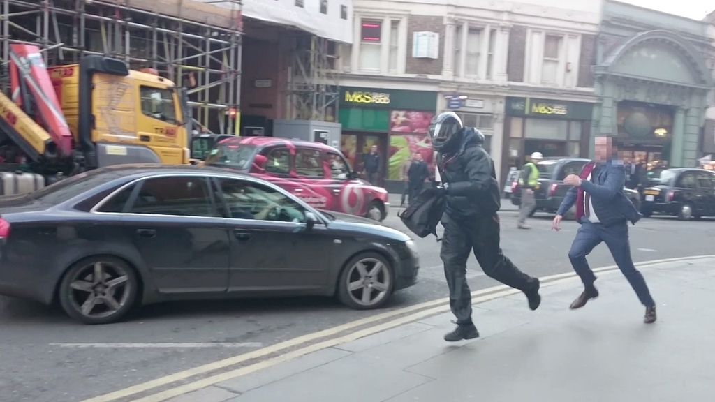 El dueño de la joyería trata de atajar al ladrón