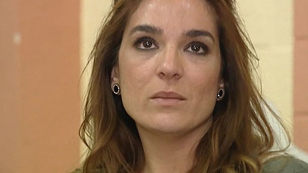 La colaboradora de 'Sálvame' se emociona durante la terapia de grupo