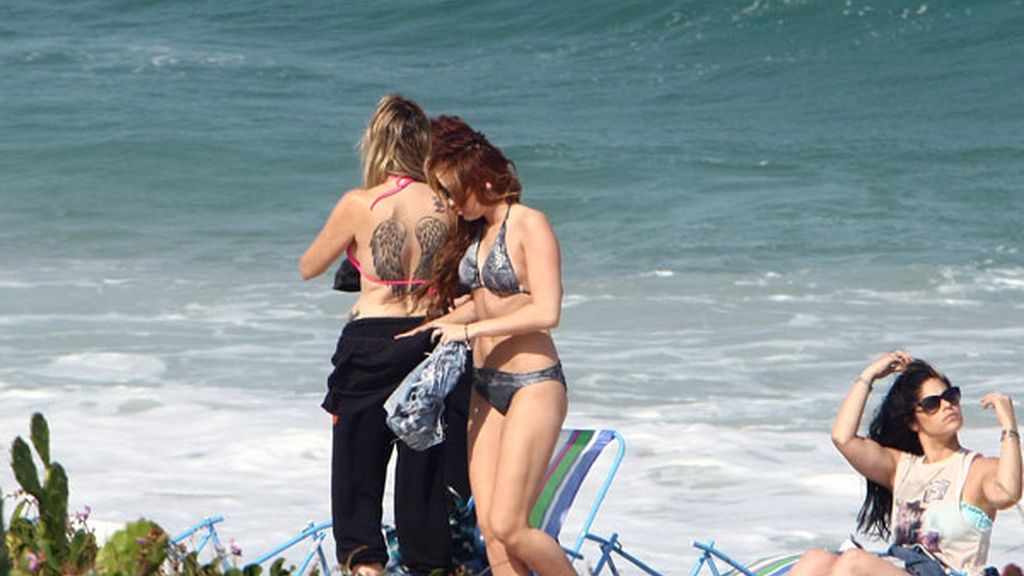 Miley Cyrus luce bikini y tatuajes en las playas de Brasil