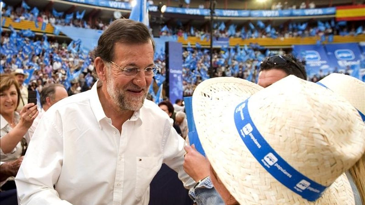 El presidente del PP, Mariano Rajoy, que intervino en el mitin central de los populares aragoneses ante las elecciones autonómicas y municipales del 22 de mayo, hoy en Zaragoza, saluda a una simpatizante. EFE/Diego Crespo