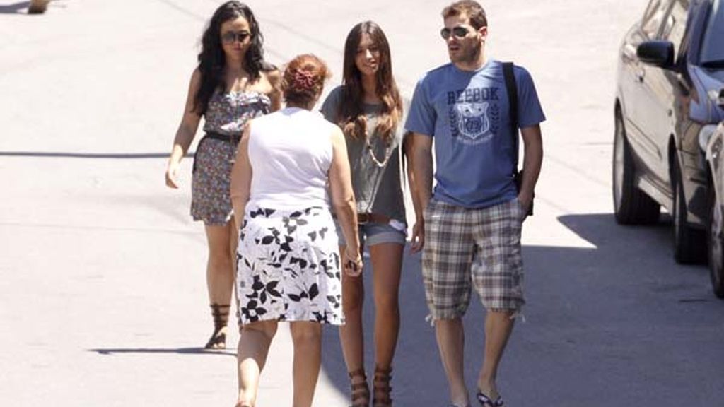 Iker Casillas, en las fiestas de su pueblo junto a Sara Carbonero