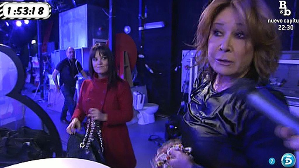 La presentadora recorrió Telecinco en busca de los colaboradores