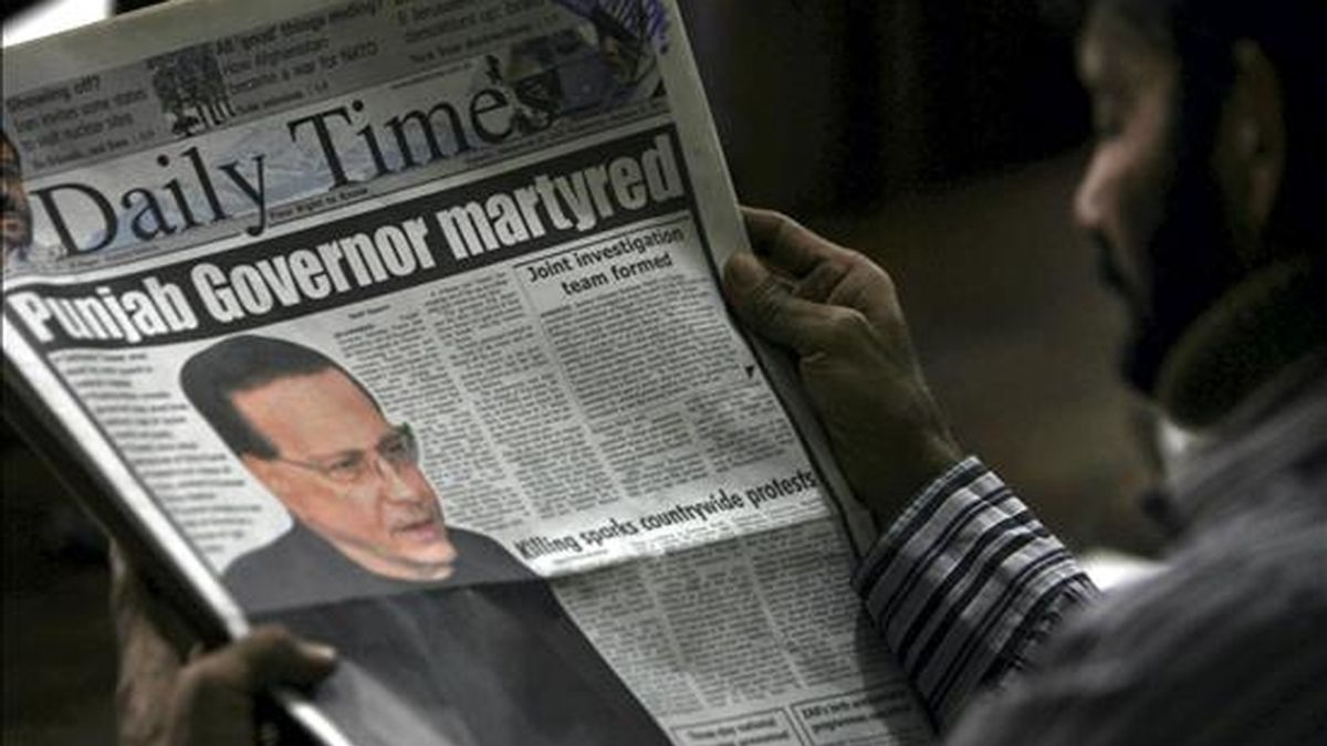 Un hombre lee un ejemplar en inglés del diario paquistaní "Daily Times", que pone en portada la noticia del asesinato del gobernador de Punyab, Salman Tasir, en Karachi (Pakistán). EFE Un hombre lee un ejemplar en inglés del diario paquistaní "Daily Times", que pone en portada la noticia del asesinato del gobernador de Punyab, Salman Tasir, en Karachi (Pakistán). EFE