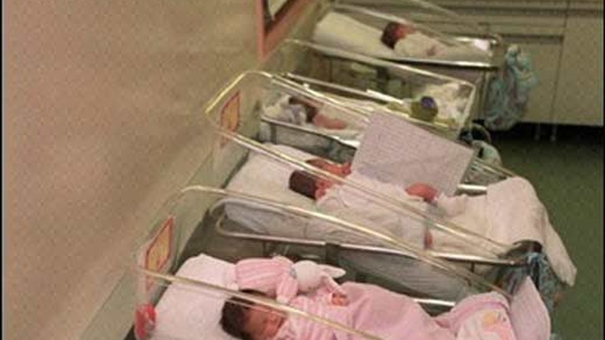 Imagen de varios bebés en el nido de un hospital. Foto: AP