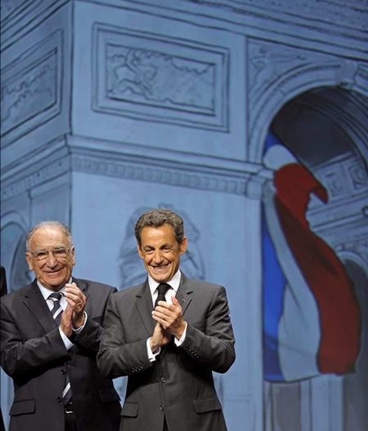 El presidente de la Federación Francesa de Fútbol, Jean-Pierre Escalettes, junto al presidente francés, Nicolás Sarkozy, durante la presentación de Francia como sede de la Eurocopa 2016 en Ginebra. EFE