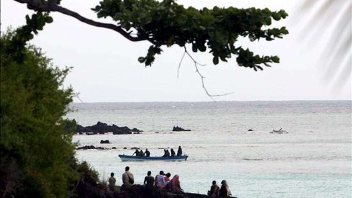 Una embarcación con miembros del servicio de rescate llega a Galawa Beach, a 35 kilómetros de Moroni, capital de las Islas Comoras, hoy miércoles 1 de julio. EFE