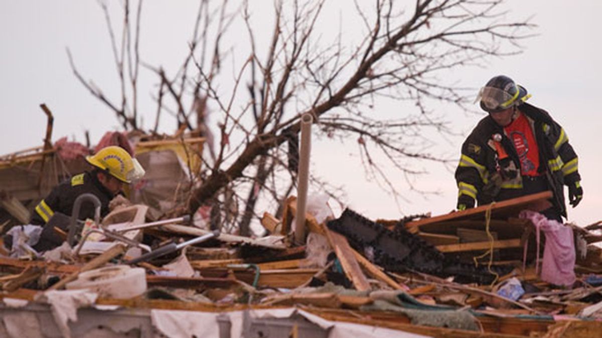 Varios bomberos buscan supervivientes entre los escombros de una casa en Parkersburg, en el estado de Iowa. Foto: AP