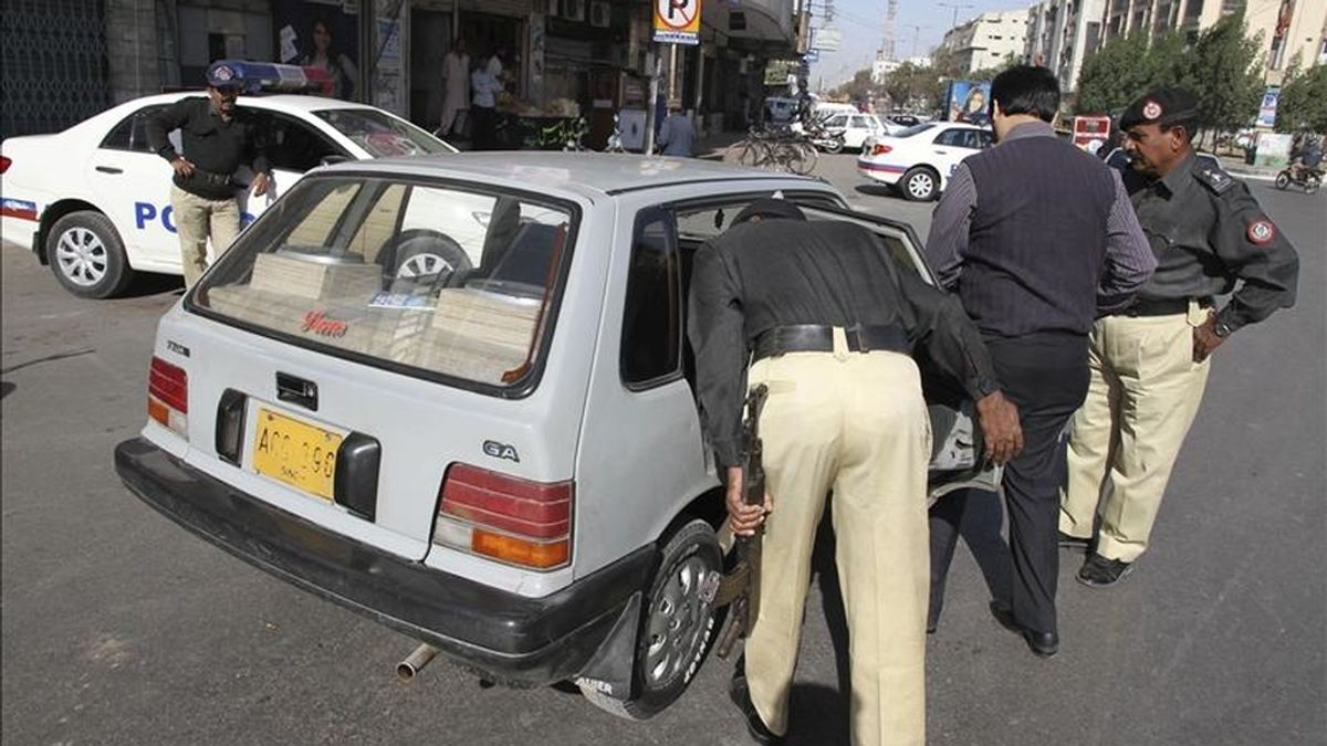 Miembros de las fuerzas de seguridad registran un vehículo en una calle de Karachi, donde al menos trece personas, entre ellas un periodista, fueron asesinadas en las últimas 24 horas por hombres armados en diferentes puntos de esta ciudad sureña paquistaní, según informaron fuentes policiales. EFE