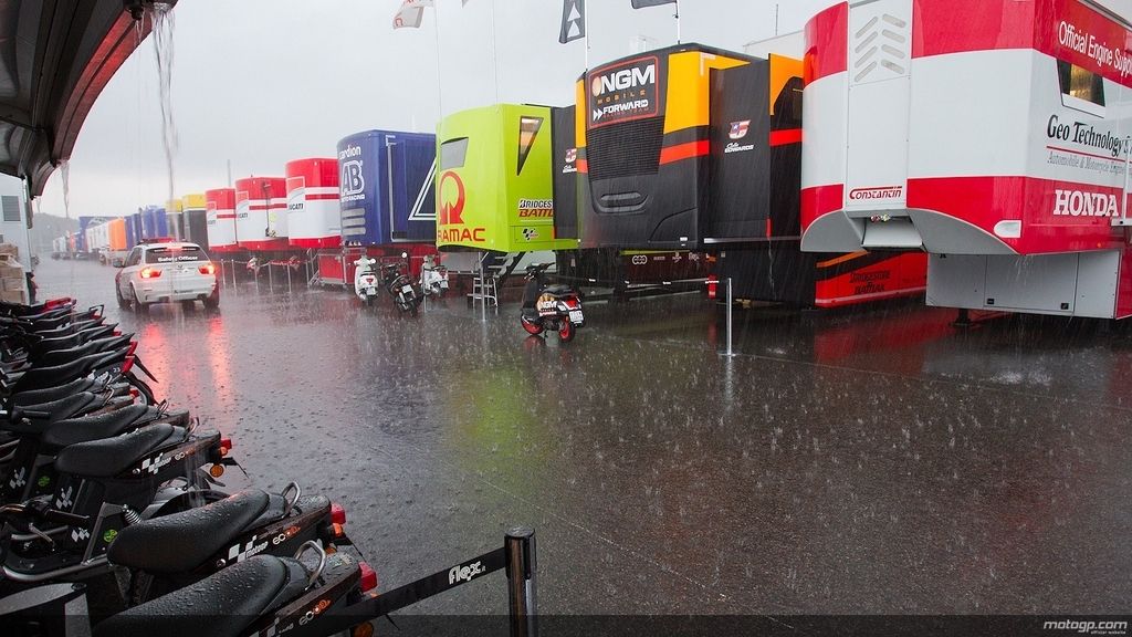 La lluvia recibe a los pilotos en la víspera de los libres del GP de Alemania