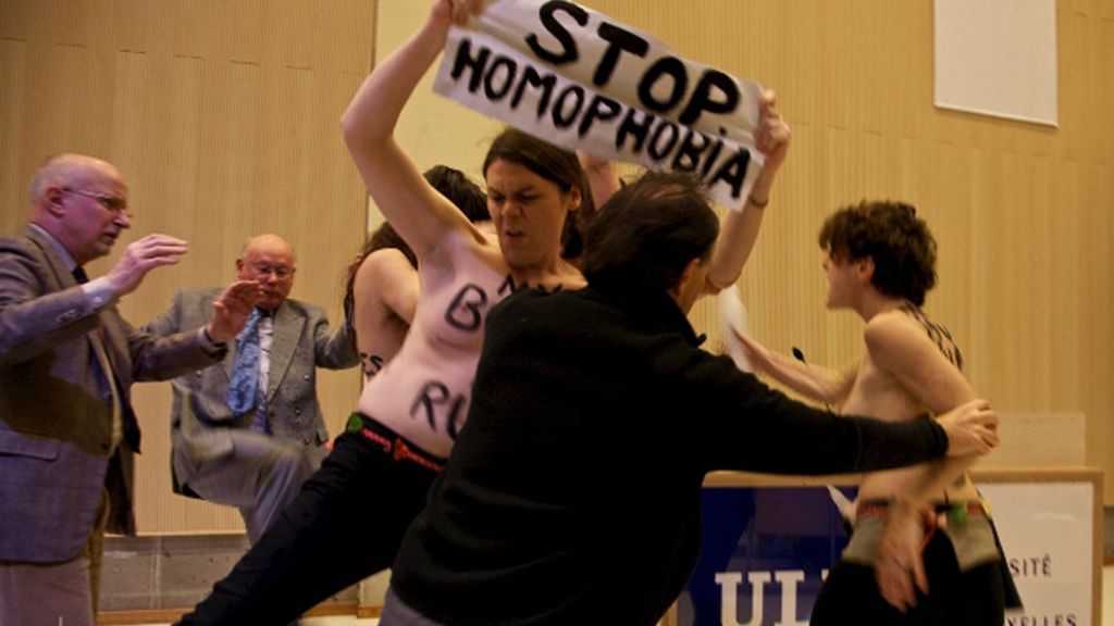 FEMEN acusa a la Iglesia Católica de incitar al odio y la homofobia