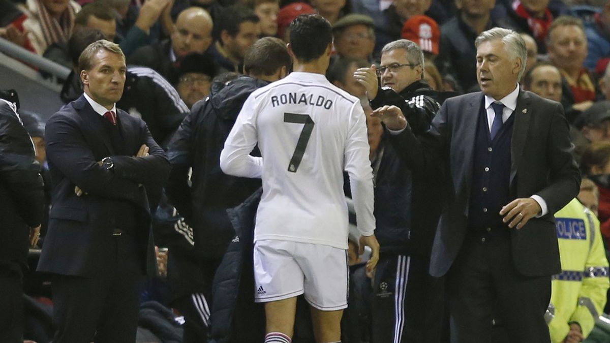 Cristiano Ronaldo es sustituído durante el encuentro ante el Liverpool