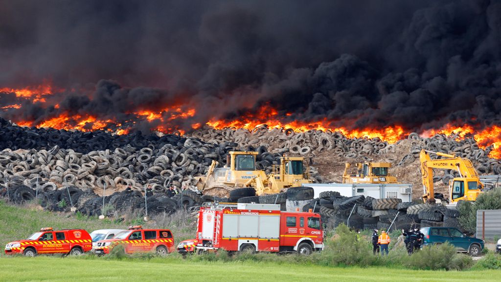 Arde de forma incontrolada el mayor vertedero de neumáticos de Europa.