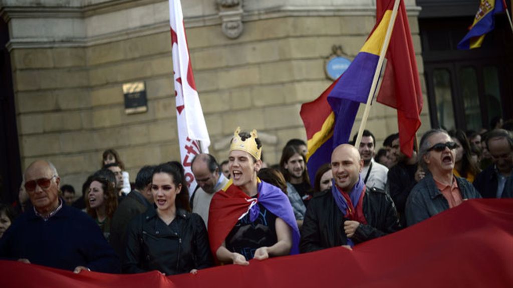 Miles de españoles piden el establecimiento de la República