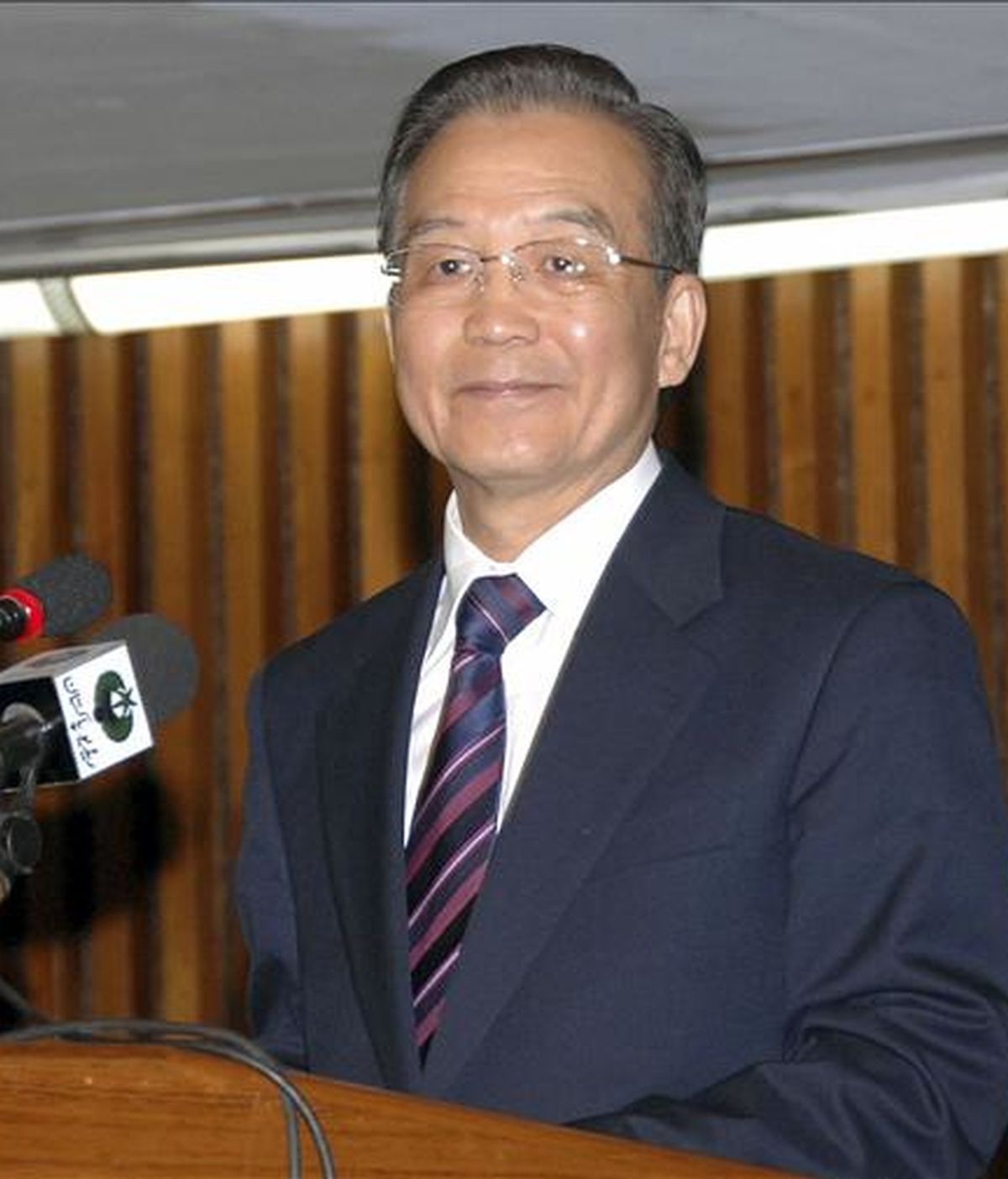 Fotografía cedida por el Parlamento paquistaní que muestra al primer ministro chino, Wen Jiabao dirigiéndose a los parlamentarios, hoy durante una sesión en Islamabad (Pakistán). EFE Fotografía cedida por el Parlamento paquistaní que muestra al primer ministro chino, Wen Jiabao dirigiéndose a los parlamentarios, hoy durante una sesión en Islamabad (Pakistán). EFE