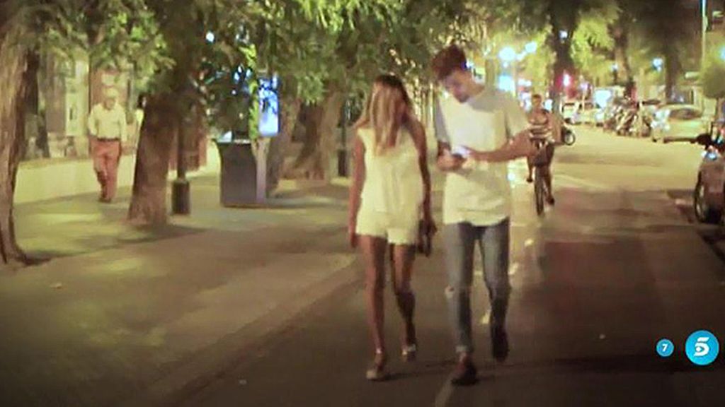 La hija de Isabel Pantoja, en silencio, disfruta con sus amigos de una cena