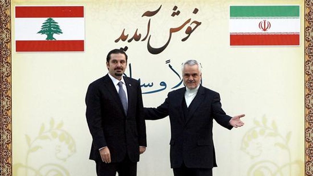 El primer vicepresidente iraní, Mohamad Reza Rahimi (d),  junto al primer ministro libanés, Saad Hariri, durante la ceremonia de bienvenida que ha tenido lugar en Teherán este sábado. Hariri se encuentra de visita oficial y tiene previsto entrevistarse con el presidente iraní, Mahmud Ahmadineyad, y el ayatolá Alí Jamenei. EFE