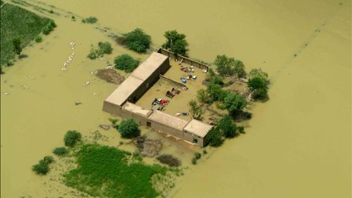 Vista aérea de las inundaciones registradas a las afueras de Dera Ismail Khan (Pakistán). Más de 800 personas han muerto y miles permanecen desaparecidas debido a las inundaciones causadas por las lluvias monzónicas. EFE