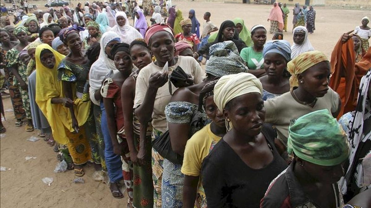 Mujeres nigerianas guardan fila para emitir su voto en las elecciones legislativas, en el estado norteño de Kaduna, en el centro de Nigeria, hoy. EFE