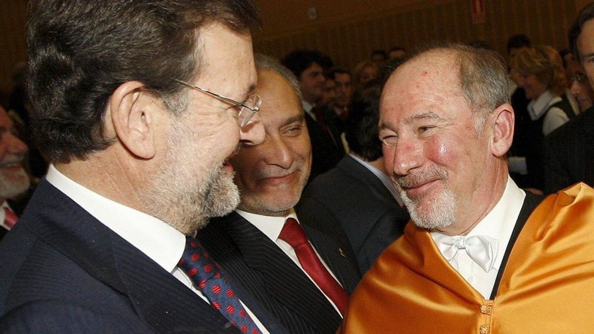 Rajoy saluda a Rato en el acto de entrega del título de honoris causa por la Universidad Juan Carlos I