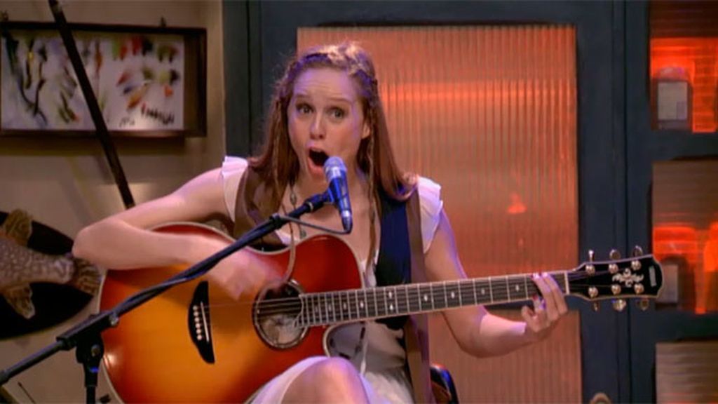 Una cantautora aparece en la vida del hostelero