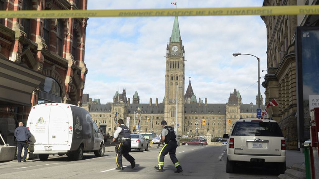 Alerta en Canadá tras la irrupción de varios asaltantes al Parlamento