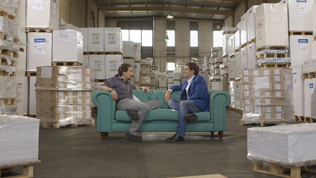 Juntos en el almacén donde se guardan las papeletas para las elecciones del día 24