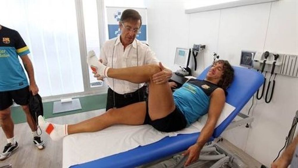 El doctor del FC Barcelona Ricard Pruna y Carles Puyol