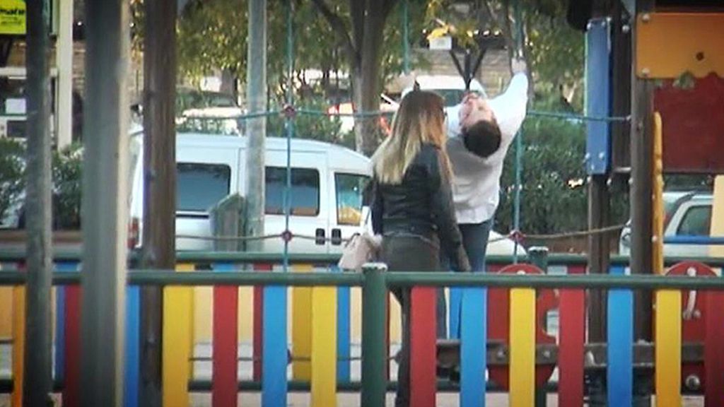 Alejandro Albalá y Chabelita, en el parque con Albertito