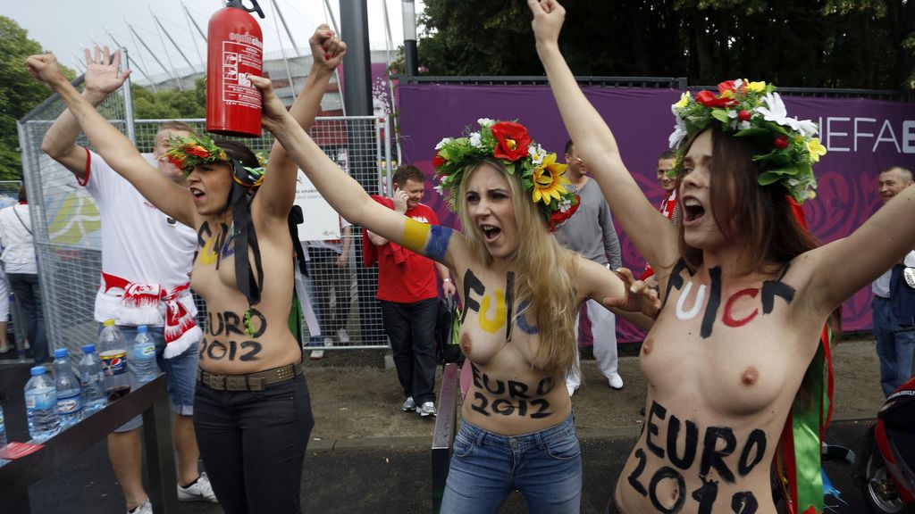 Mujeres polacas se manifiestan desnudas en Varsovia antes del comienzo de la Eurocopa