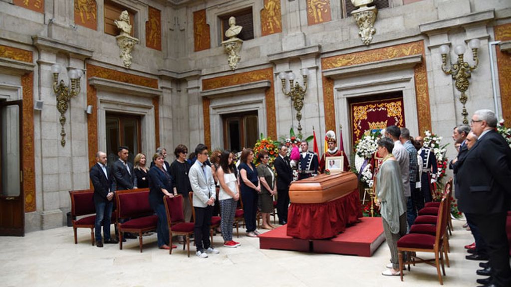 Capilla ardiente por Pedro Zerolo en casa de la villa de Madrid