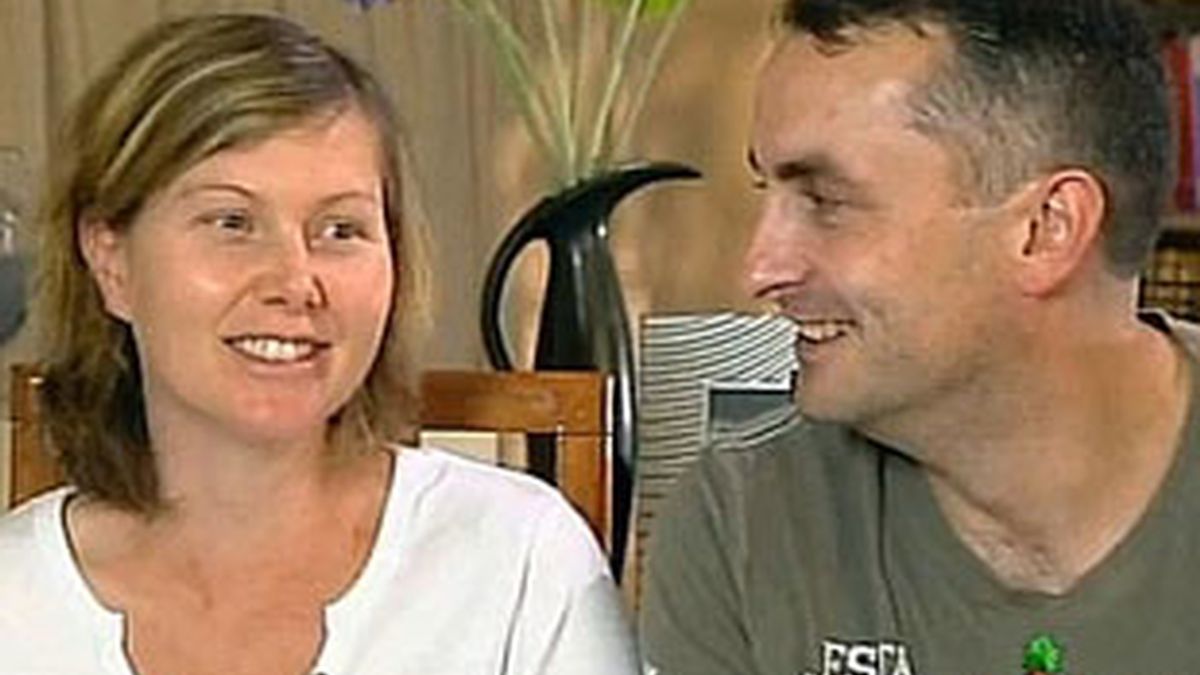 La felicidad de Rebecca y su marido quedó totalmente rota cuando le diagnosticaron la rara variante de Alzheimer. FOTO: Daily Mail