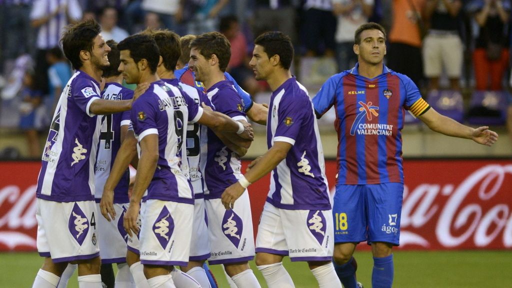 Los jugadores del Real Valladolid celebran el primer gol del equipo, conseguido por Víctor Pérez