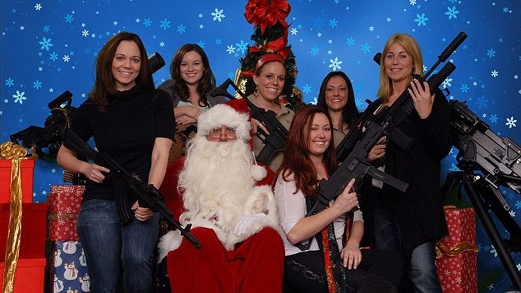 Papa Noel cambia los renos por los rifles en las postales navideñas