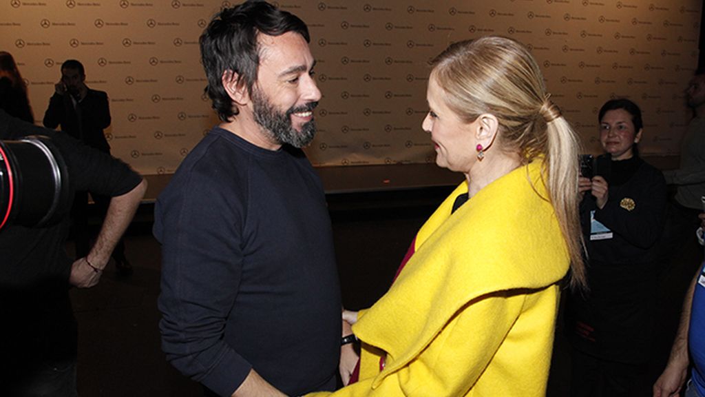 Cristina Cifuentes quiso saludar personalmente a Juanjo Oliva después del desfile