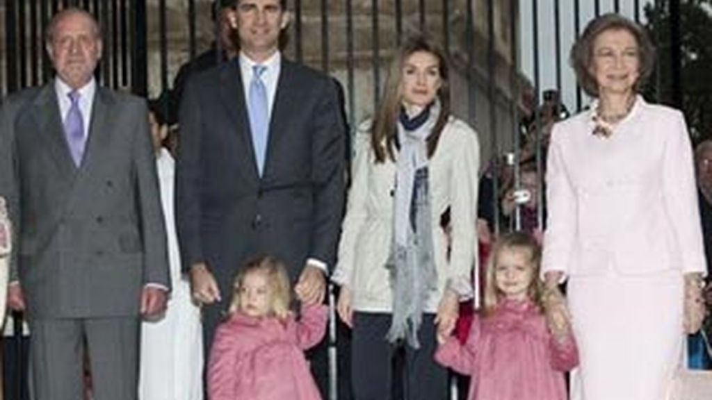 Los Reyes junto a los Príncipes de Asturias y las Infantas Leonor y Sofía, en la Catedral de Plama. Foto: EFE