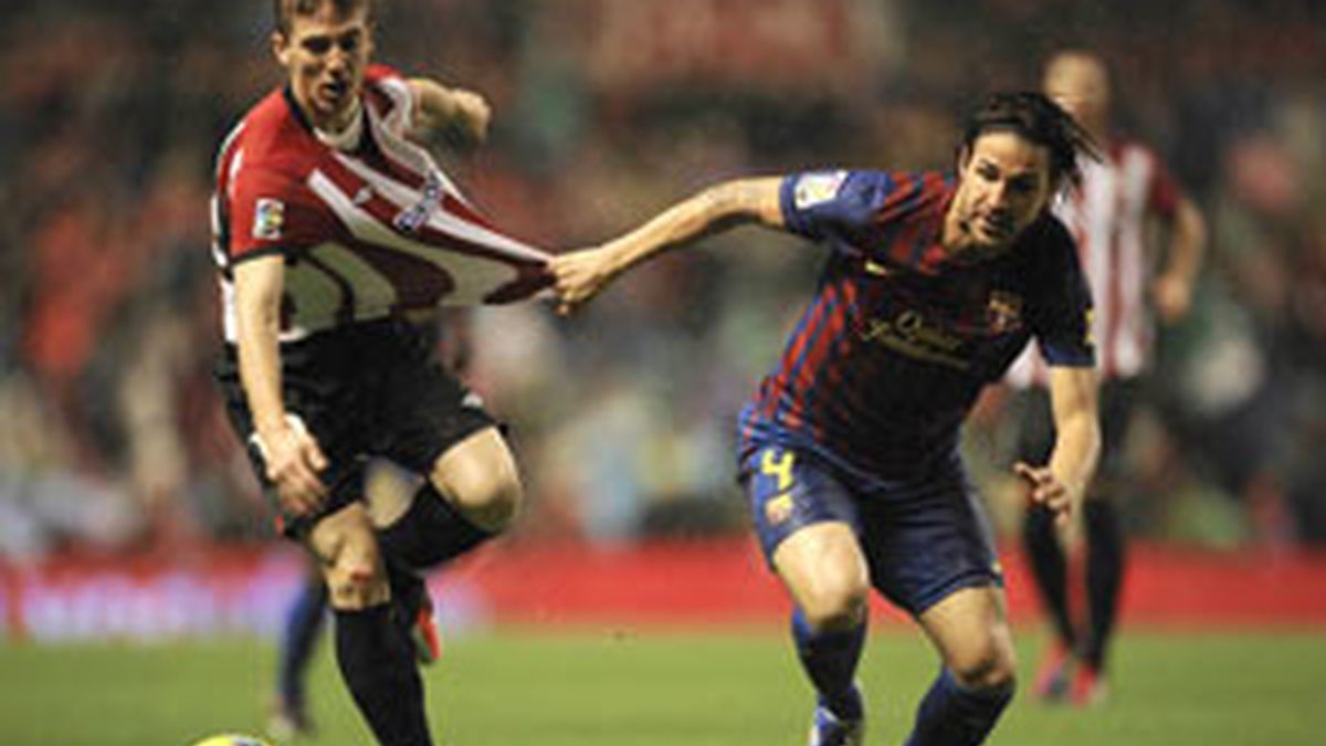 Cesc Fàbregas agarra al centrocampista del Athletic de Bilbao, Iker Muniain FOTO: EFE