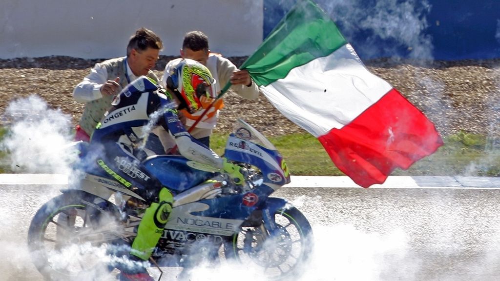 Simoncelli celebra su victoria en Jerez (Año 2005)