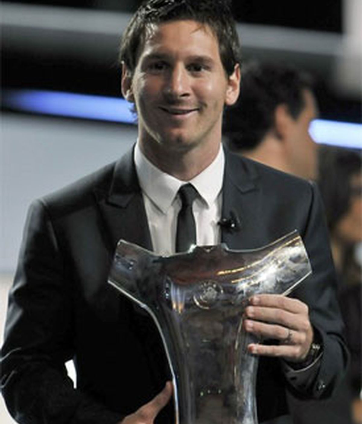 El delantero argentino sostiene su trofeo tras resultar elegido 'Mejor Jugador de la UEFA en Europa'. Foto: Reuters.