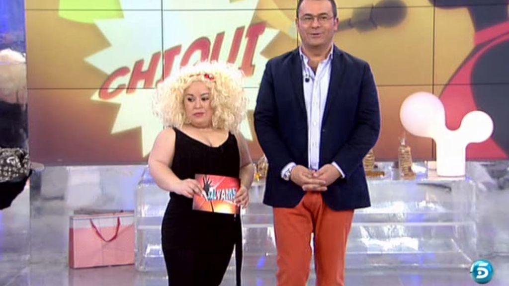 ¡Se le ha subido el vestido y sin querer ha enseñado las bragas!