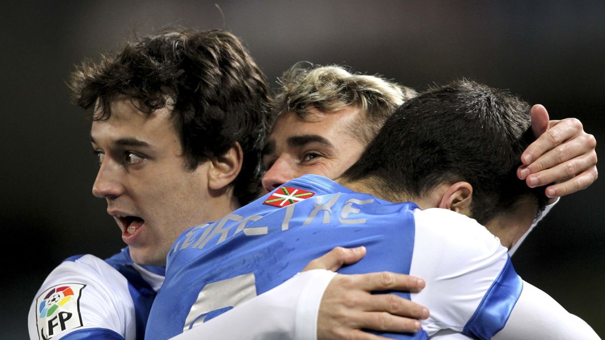 Los jugadores de la Real Sociedad, Antoine Griezmann (c), Imanol Agirretxe (d), y Rubén Pardo (i), celebran el primer gol del equipo