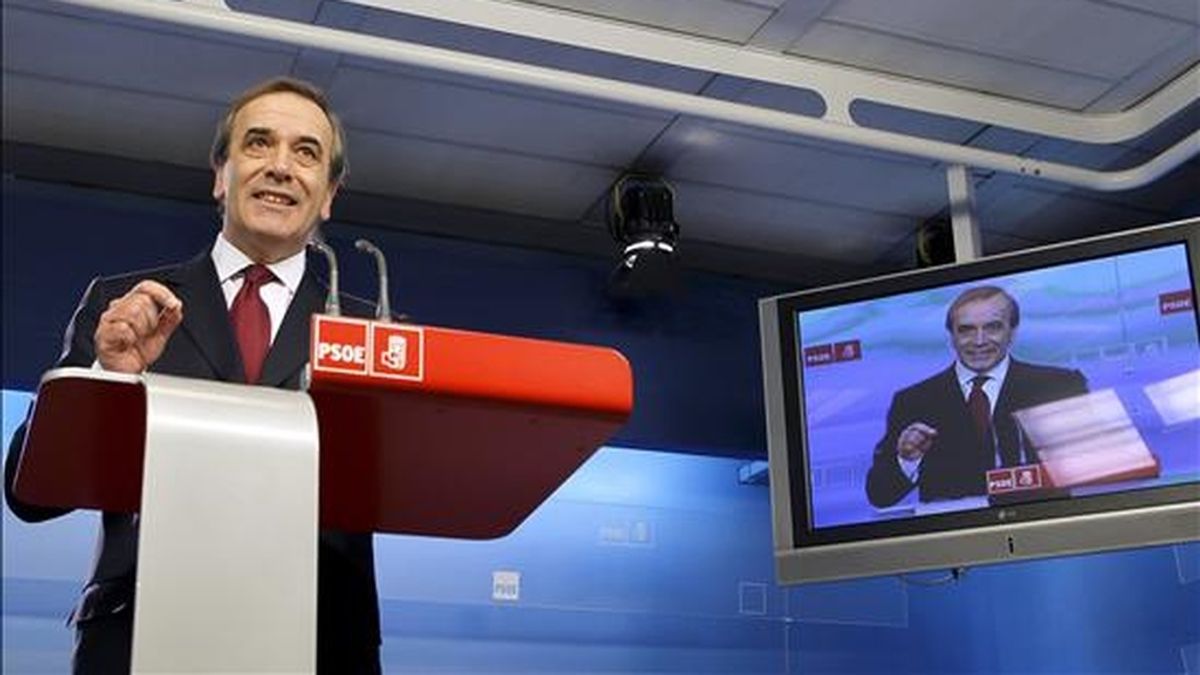 El portavoz del PSOE en el Congreso, José Antonio Alonso, durante la rueda de prensa que ofreció hoy en la sede de Ferraz, en la que se refirió a la actual situación en los aeropuertos nacionales. EFE