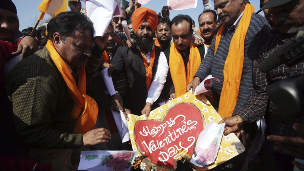 La celebración de San Valentín en la Indía levanta protestas de radicales